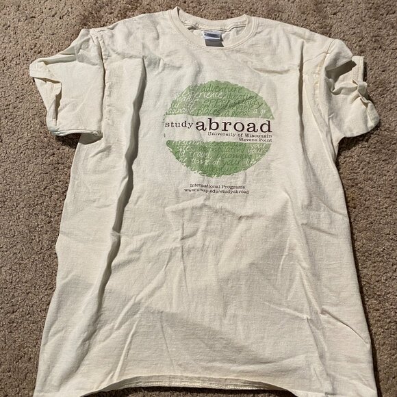 Study Abroad Gildan Medium T Shirt Cream Travel Green Ecofriendly UWSP Stevens P - Picture 1 of 4